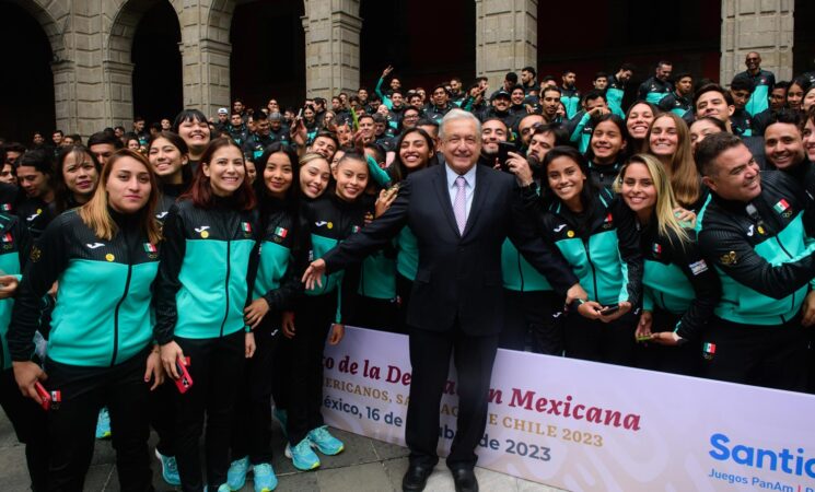 Presidente felicita a deportistas mexicanos por obtener tercer lugar en medallero de Juegos Panamericanos 2023