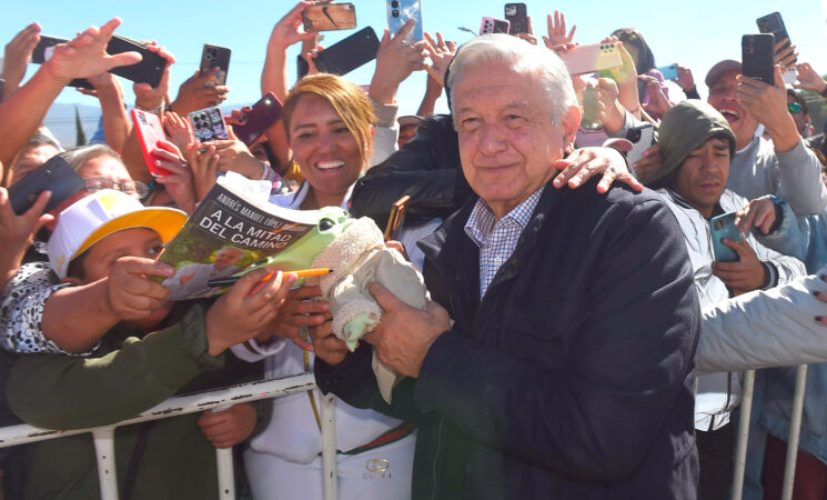 Gobierno de México mantiene compromiso de mejorar condiciones laborales de maestras y maestros, afirma presidente en Chicoloapan