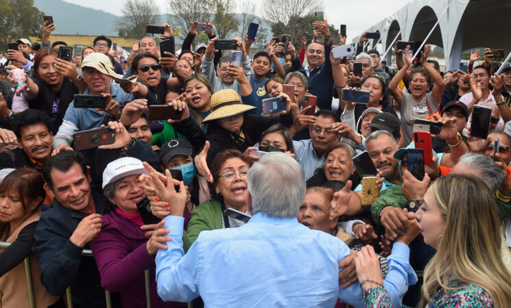 Presidente anuncia iniciativas de reforma en beneficio de trabajadores; garantizarán aumentos anuales al salario mínimo y pensiones completas