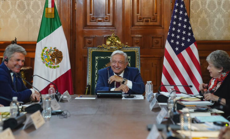 Presidente dialoga con congresistas republicanos y demócrata en Palacio Nacional