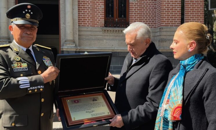 Presidente recibe placa conmemorativa con discurso de Francisco I. Madero en 111 Aniversario de la Marcha de la Lealtad