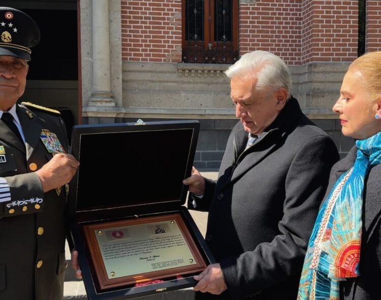 Presidente recibe placa conmemorativa con discurso de Francisco I. Madero en 111 Aniversario de la Marcha de la Lealtad