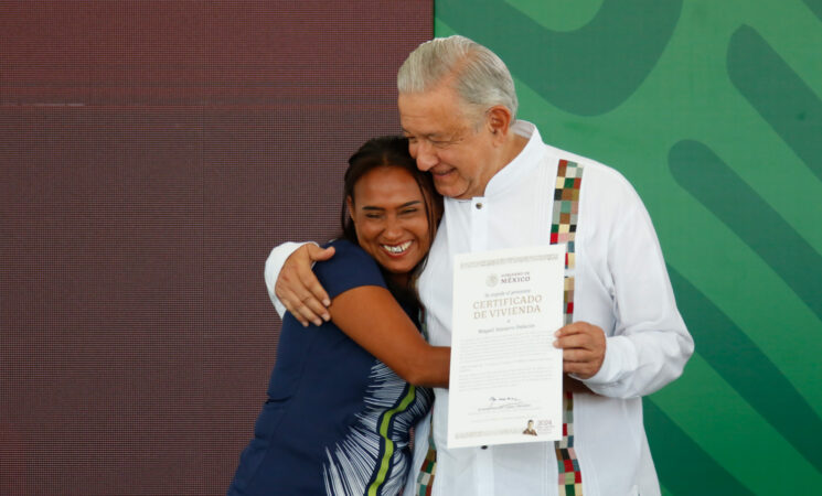 Presidente entrega primeros certificados de vivienda en Acapulco a familias que cumplieron con reconstrucción