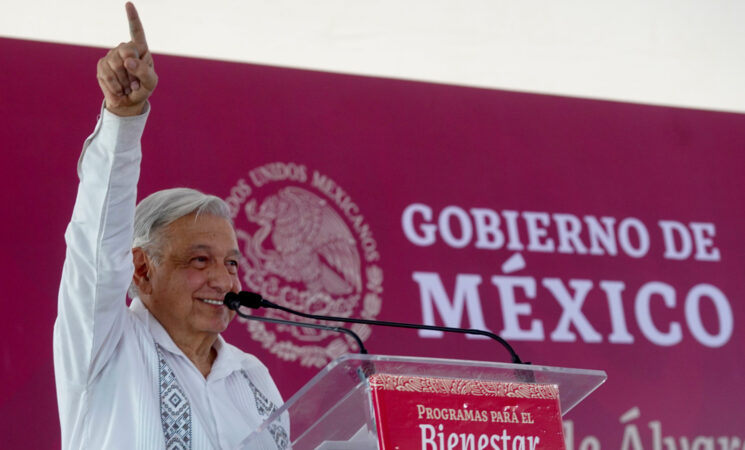 Gobierno de México analiza federalizar nómina de maestras y maestros de Guerrero: presidente