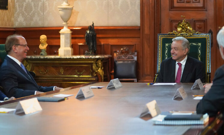 Presidente recibe en Palacio Nacional a Larry Fink, director de Black Rock