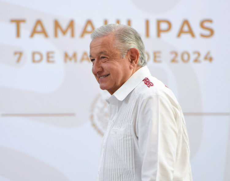 Presidente rememora lucha anticlerical de Benito Juárez para instaurar república laica