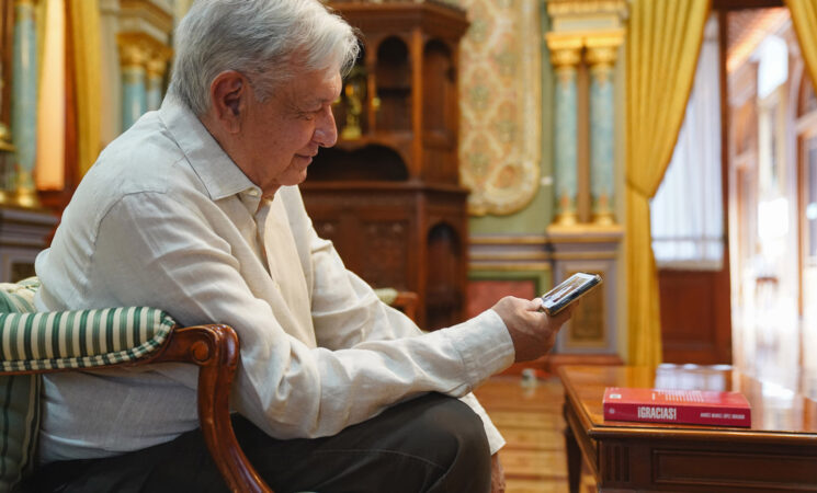 Libro '¡Gracias!' seguirá en circulación; “ganó la libertad”, afirma presidente tras resolución del TEPJF