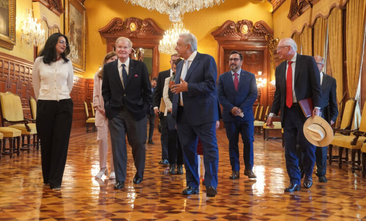 Presidente recibe en Palacio Nacional a representantes de la NASA; acuerdan cooperación