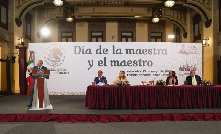 Gobierno de México consolida derecho a la salud y pensión digna para maestras y maestros, afirma presidente