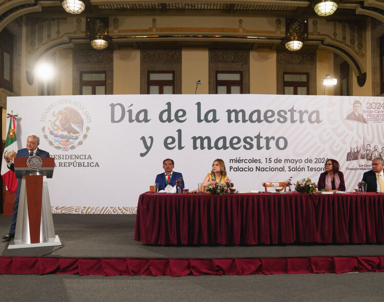 Gobierno de México consolida derecho a la salud y pensión digna para maestras y maestros, afirma presidente