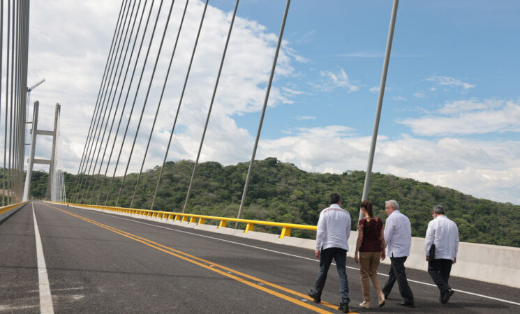 Presidente inaugura en Chiapas puente La Concordia; “es un compromiso cumplido”, afirma