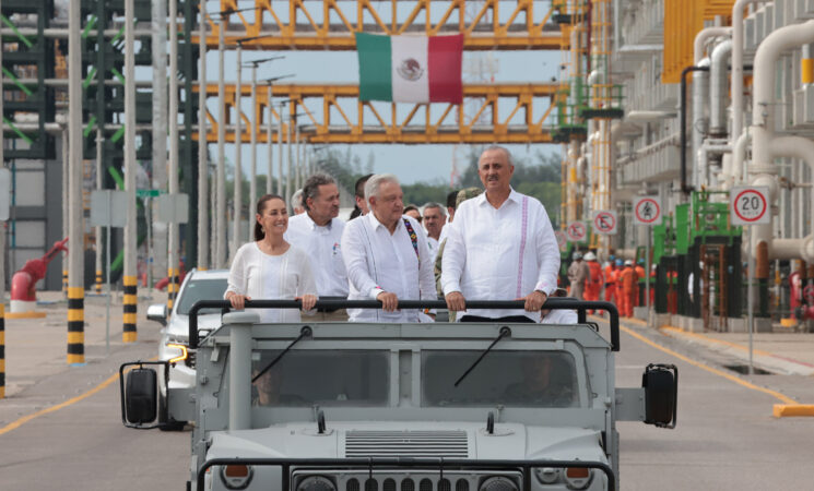 Presidente constata inicio de producción de la refinería Olmeca, construida en tiempo récord