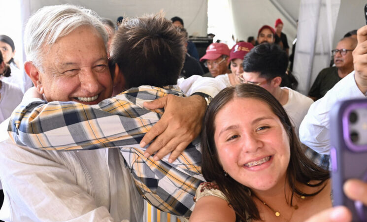 Humanismo Mexicano significa justicia social: presidente; inaugura camino a Minatitlán en Veracruz