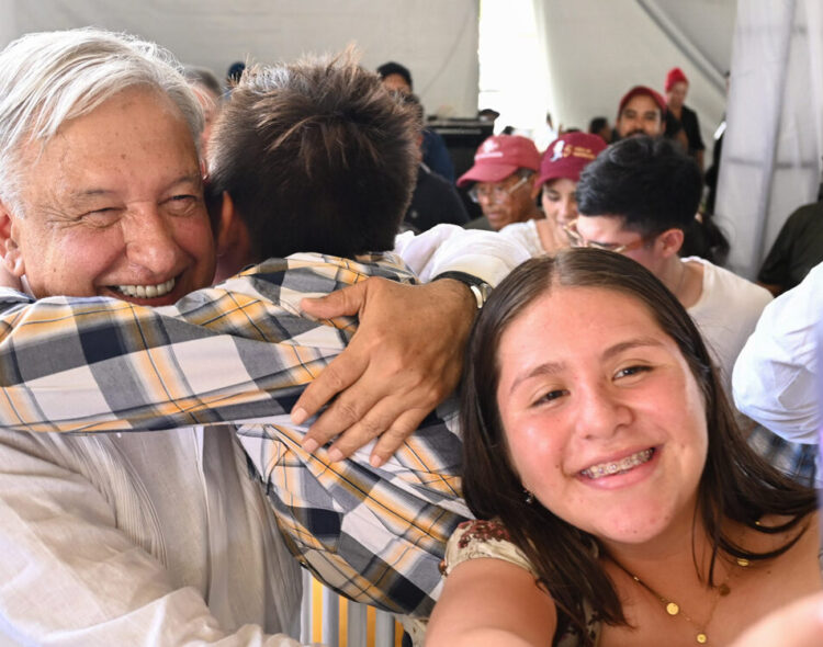 Humanismo Mexicano significa justicia social: presidente; inaugura camino a Minatitlán en Veracruz