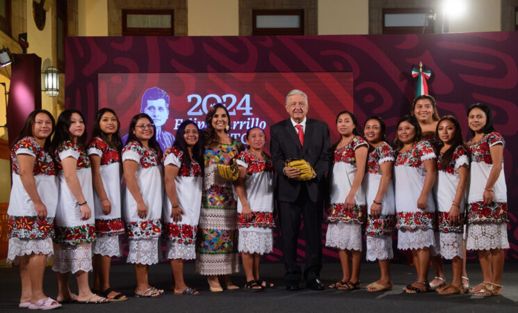 Presidente celebra a las Diablillas de Hondzonot, equipo de softbol en Quintana Roo