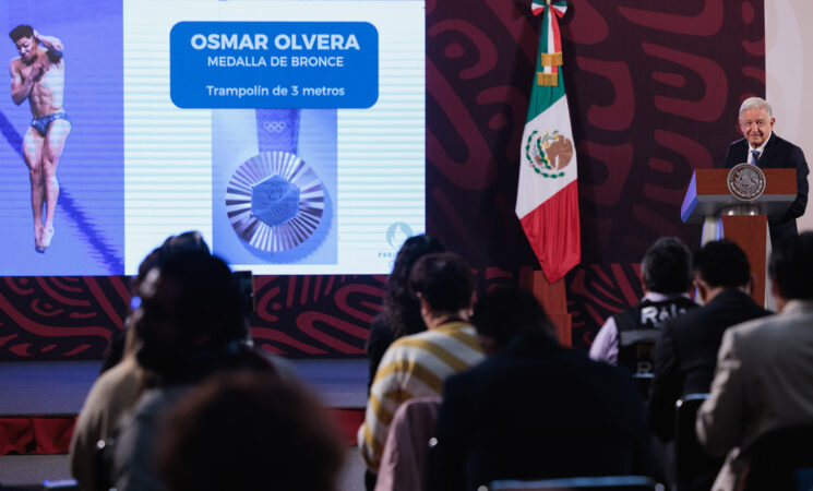 Presidente celebra medalla de bronce del clavadista Osmar Olvera en París 2024