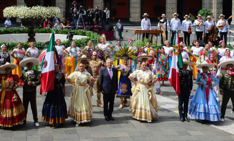 Gobierno de México homenajea en Palacio Nacional a migrantes mexicanos; presidente destaca contribución de remesas a la economía nacional