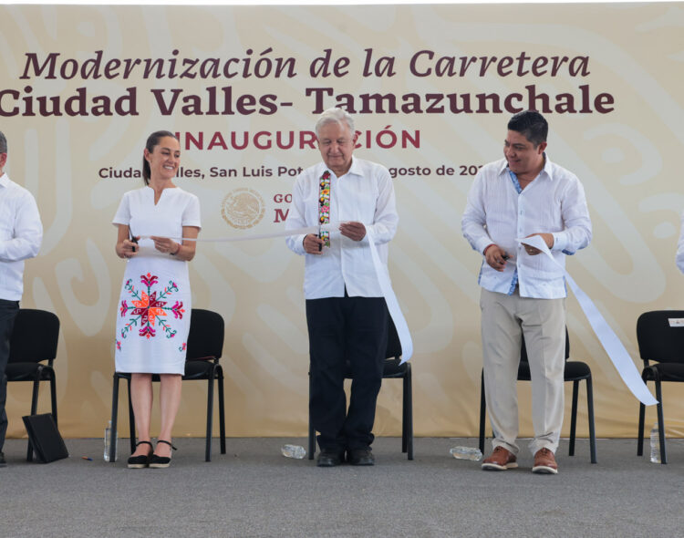 Presidente inaugura carretera Ciudad Valles-Tamazunchale; en la 4T, obras son de libre tránsito, afirma