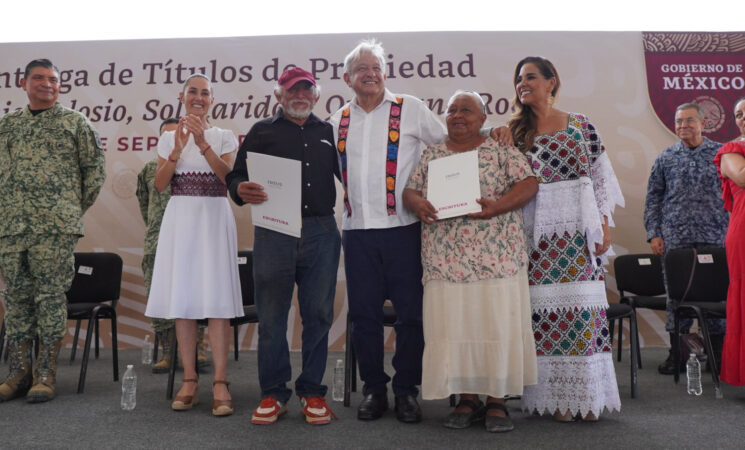 Presidente cumple compromiso de entregar títulos de propiedad en Solidaridad, Quintana Roo