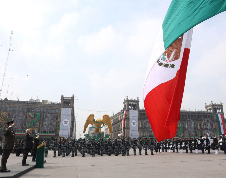 Presidente conmemora en Desfile Cívico Militar 214 años del Grito de Independencia y 5° Aniversario de la Guardia Nacional