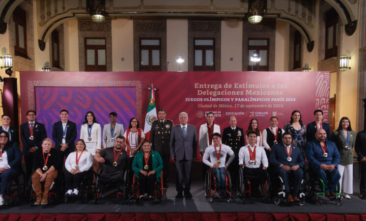 Presidente entrega apoyos a participantes de Juegos Olímpicos y Paralímpicos París 2024; deporte avanzó en la 4T